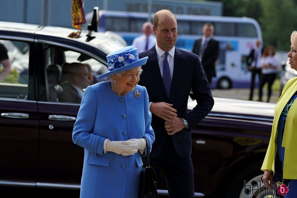 La Reina Isabel y el Príncipe Guillermo en una fábrica de Irn-Bru en Escocia