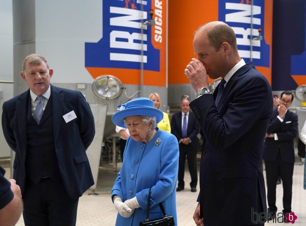 El Príncipe Guillermo bebe Irn-Bru en su visita a Escocia junto a la Reina Isabel