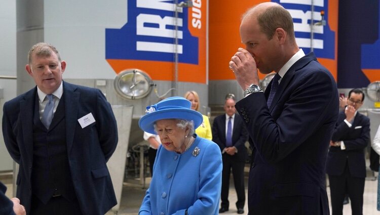 El Príncipe Guillermo bebe Irn-Bru en su visita a Escocia junto a la Reina Isabel