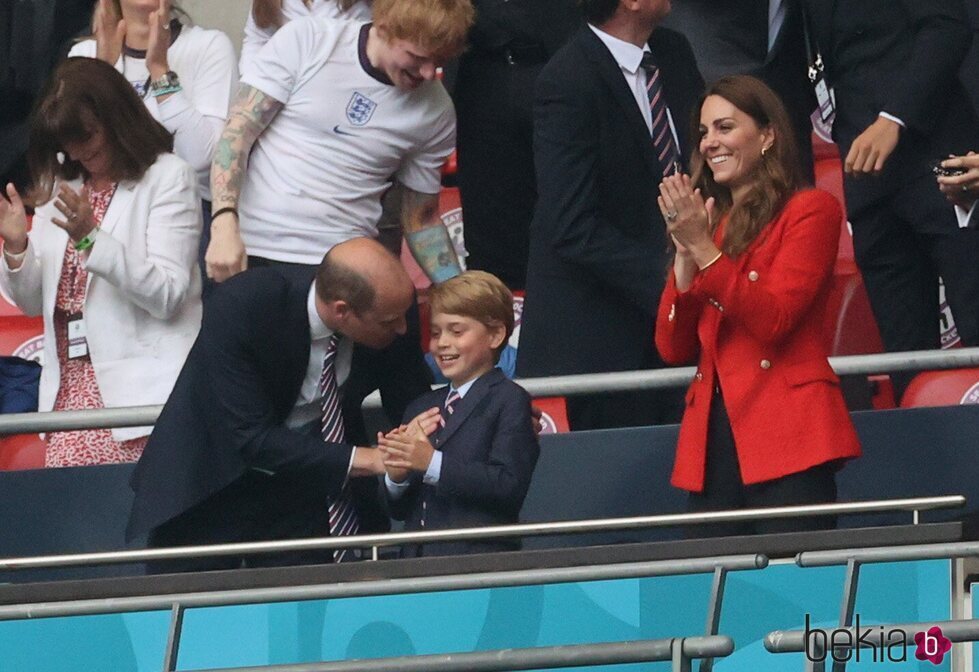 El Príncipe Guillermo y el Príncipe Jorge de confidencias en el partido de la Eurocopa 2020 entre Inglaterra y Alemania