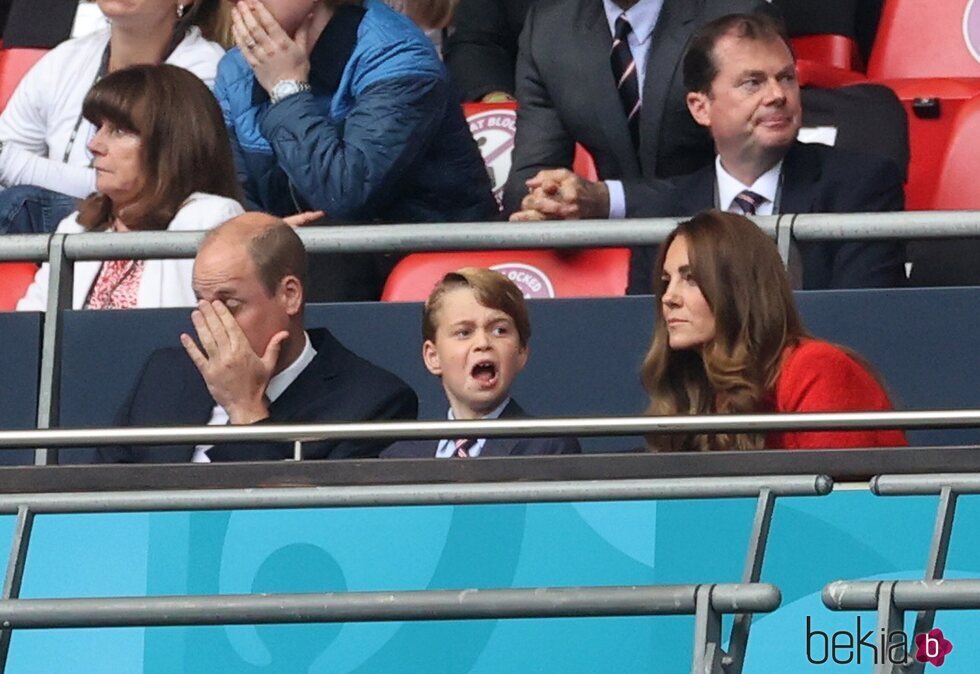 El Príncipe Jorge, expectante en el partido de la Eurocopa 2020 entre Inglaterra y Alemania junto a los Duques de Cambridge