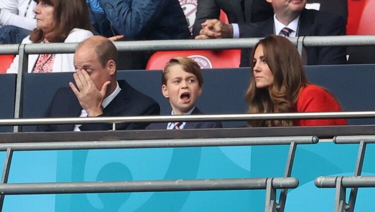 El Príncipe Jorge, expectante en el partido de la Eurocopa 2020 entre Inglaterra y Alemania junto a los Duques de Cambridge