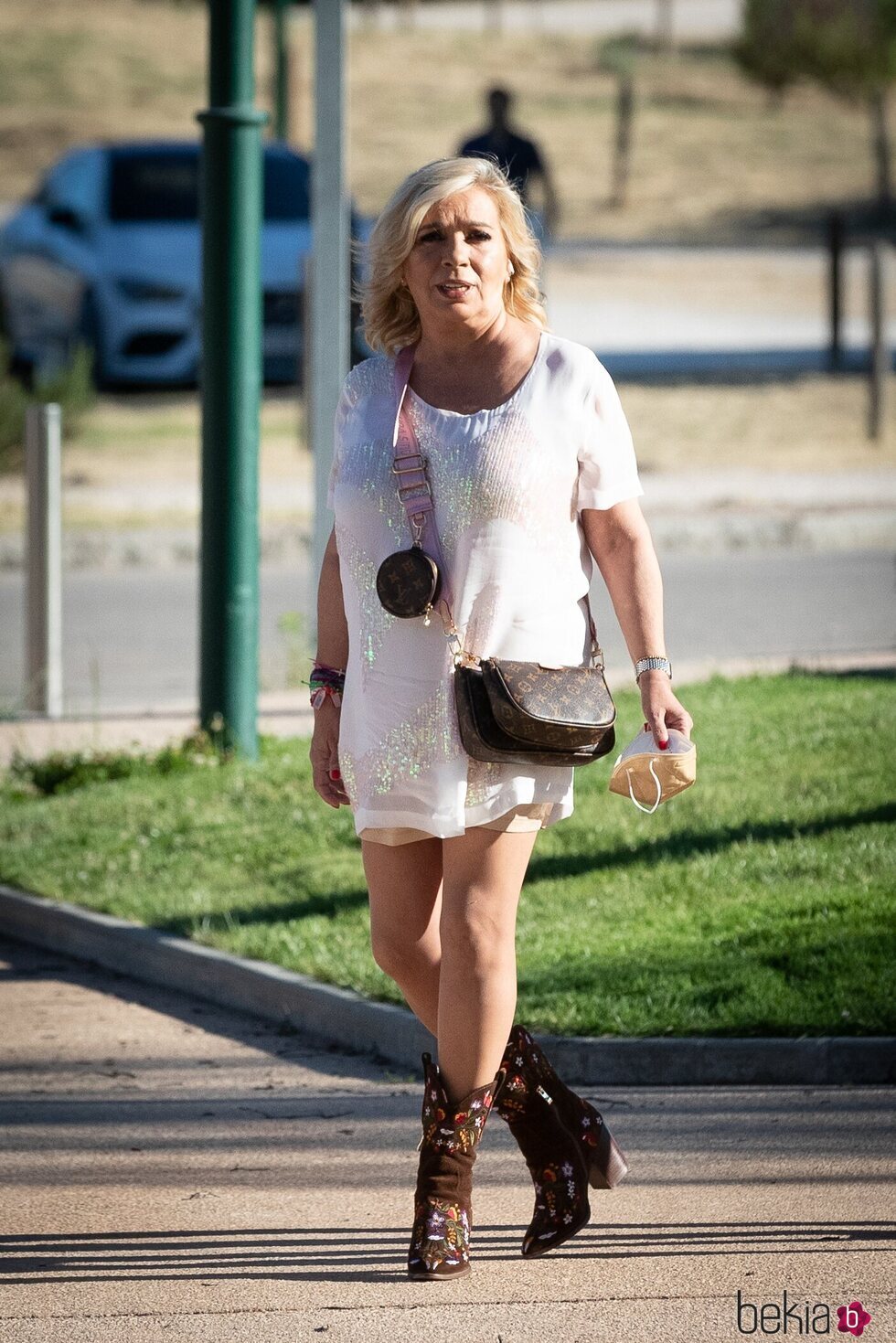 Carmen Borrego llegando al Hipódromo de La Zarzuela