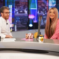 Lola Índigo con Pablo Motos en 'El Hormiguero'