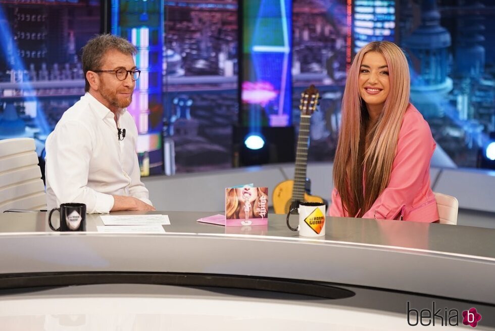 Lola Índigo con Pablo Motos en 'El Hormiguero'