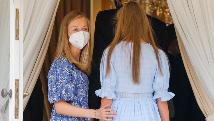 La Princesa Leonor y la Infanta Sofía entran en el encuentro con premiados de la Fundación Princesa de Girona