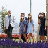 Los Reyes Felipe y Letizia y sus hijas Leonor y Sofía en un encuentro con premiados de la Fundación Princesa de Girona