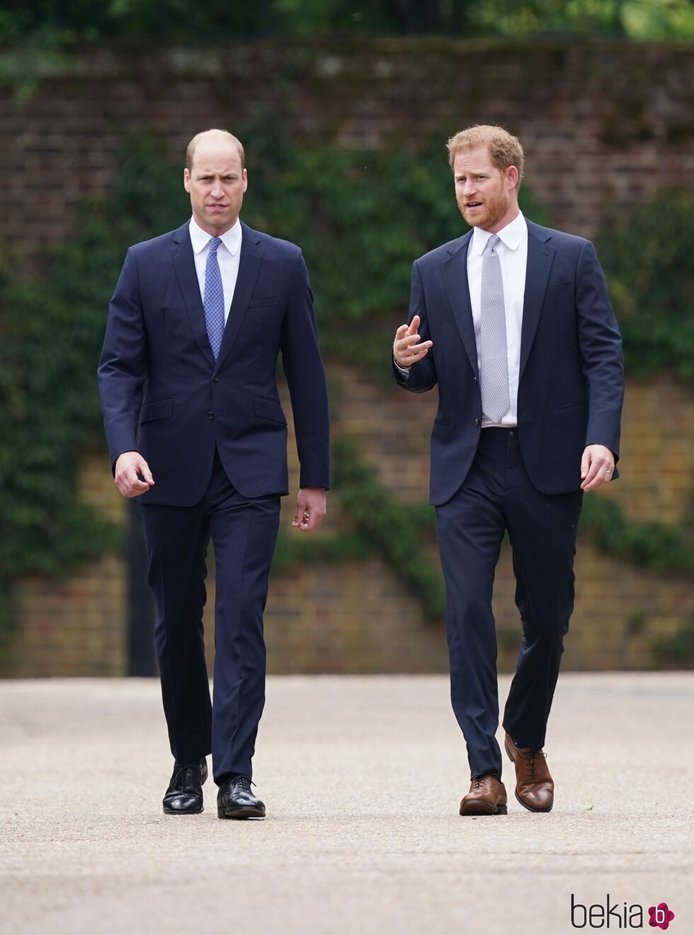 El Príncipe Harry hablando con el Príncipe Guillermo en la inauguración la estatua de Lady Di en Kensington Palace