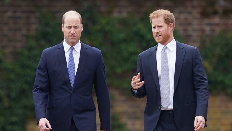 El Príncipe Harry hablando con el Príncipe Guillermo en la inauguración la estatua de Lady Di en Kensington Palace