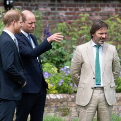 El Príncipe Guillermo y el Príncipe Harry hablando en presencia de Pip Morrison en la inauguración de la estatua de Lady Di en Kensington Palace