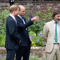 El Príncipe Guillermo y el Príncipe Harry hablando en presencia de Pip Morrison en la inauguración de la estatua de Lady Di en Kensington Palace