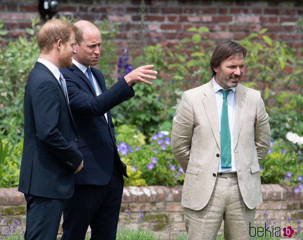 El Príncipe Guillermo y el Príncipe Harry hablando en presencia de Pip Morrison en la inauguración de la estatua de Lady Di en Kensington Palace