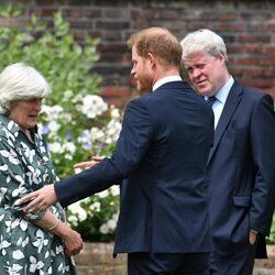 El Príncipe Harry con sus tíos Lady Jane Fellowes y el Conde Spencer en la inauguración de la estatua de Lady Di