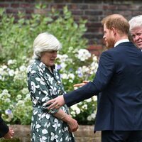 El Príncipe Harry con sus tíos Lady Jane Fellowes y el Conde Spencer en la inauguración de la estatua de Lady Di