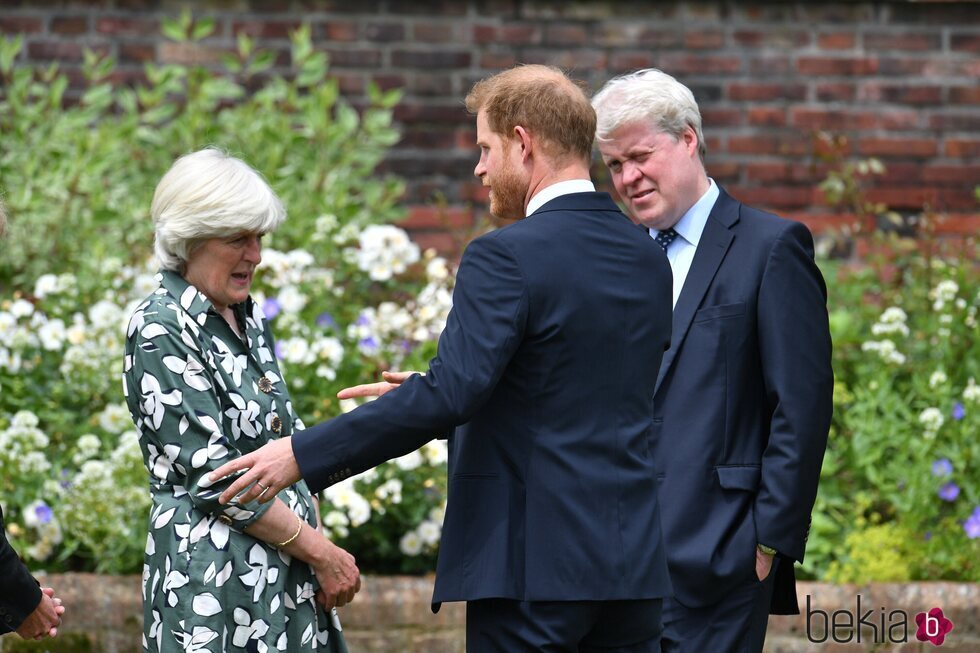 El Príncipe Harry con sus tíos Lady Jane Fellowes y el Conde Spencer en la inauguración de la estatua de Lady Di