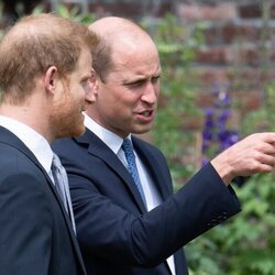 Los Príncipes Guillermo y Harry hablando en la inauguración de la estatua de Lady Di en Kensington Palace