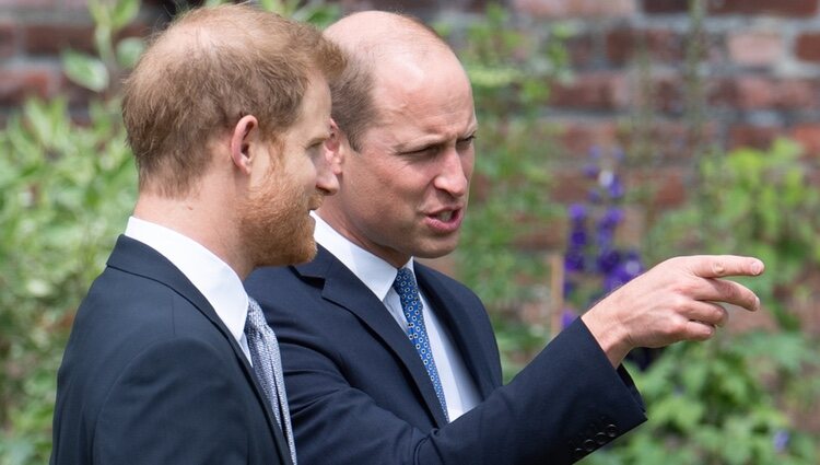 El Príncipe Guillermo habla con el Príncipe Harry en la inauguración de la estatua de Lady Di