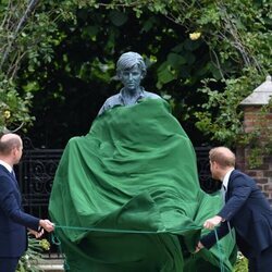 Los Príncipes Guillermo y Harry descubren la estatua de Lady Di en Kensington Palace