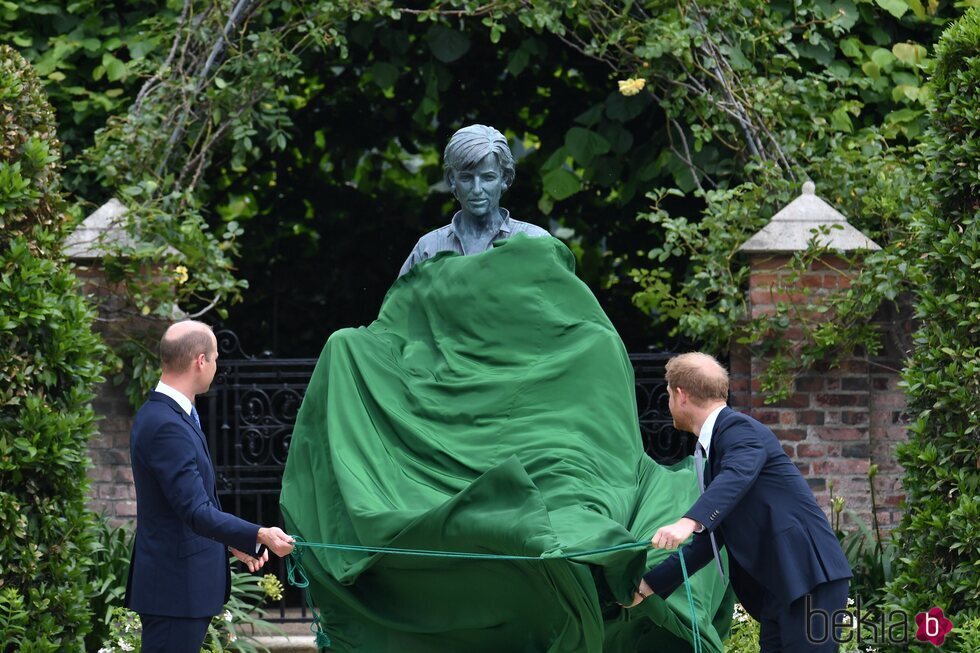 Los Príncipes Guillermo y Harry descubren la estatua de Lady Di en Kensington Palace