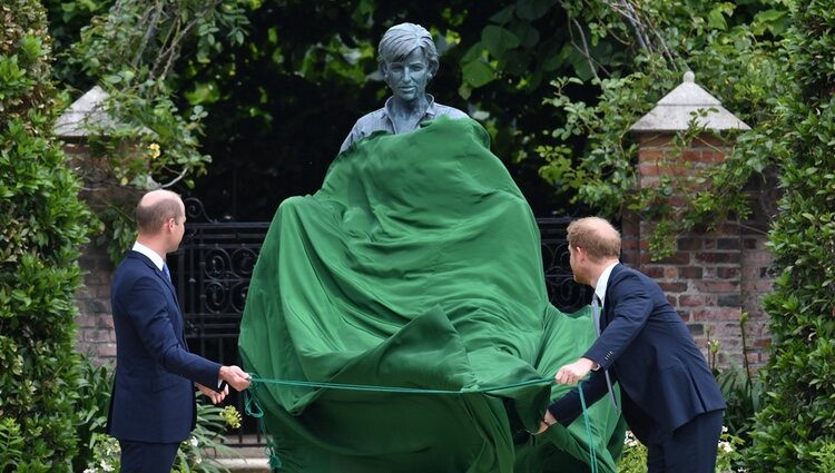 Los Príncipes Guillermo y Harry descubren la estatua de Lady Di en Kensington Palace