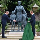 El Príncipe Guillermo y el Príncipe Harry tras descubrir la estatua de Lady Di en Kensington Palace