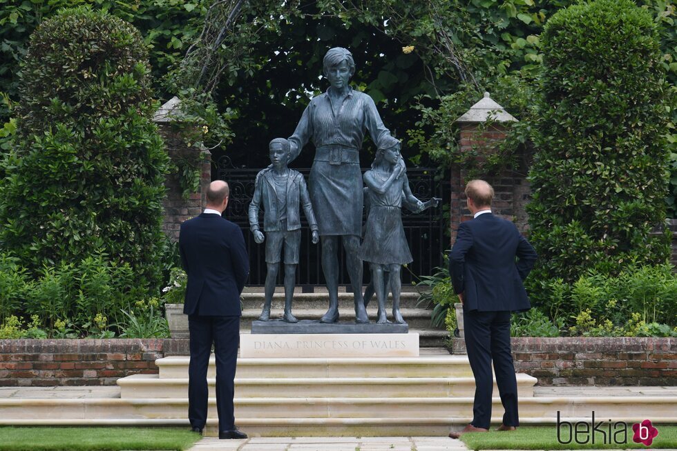 El Príncipe Guillermo y el Príncipe Harry ante la estatua de Lady Di en su inauguración