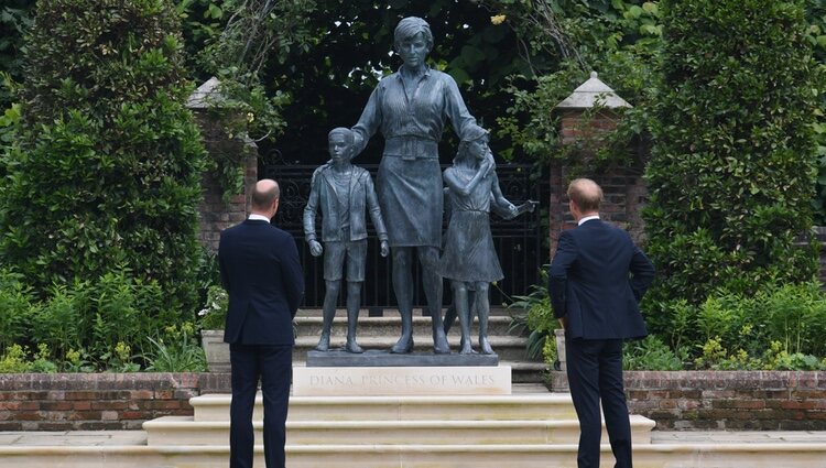 El Príncipe Guillermo y el Príncipe Harry ante la estatua de Lady Di en su inauguración