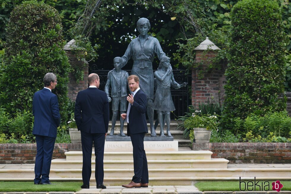 Los Príncipes Guillermo y Harry con el autor de la estatua de Lady Di en la inauguración de la estatua de Lady Di