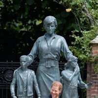 El Príncipe Harry ante la estatua de Lady Di en Kensington Palace