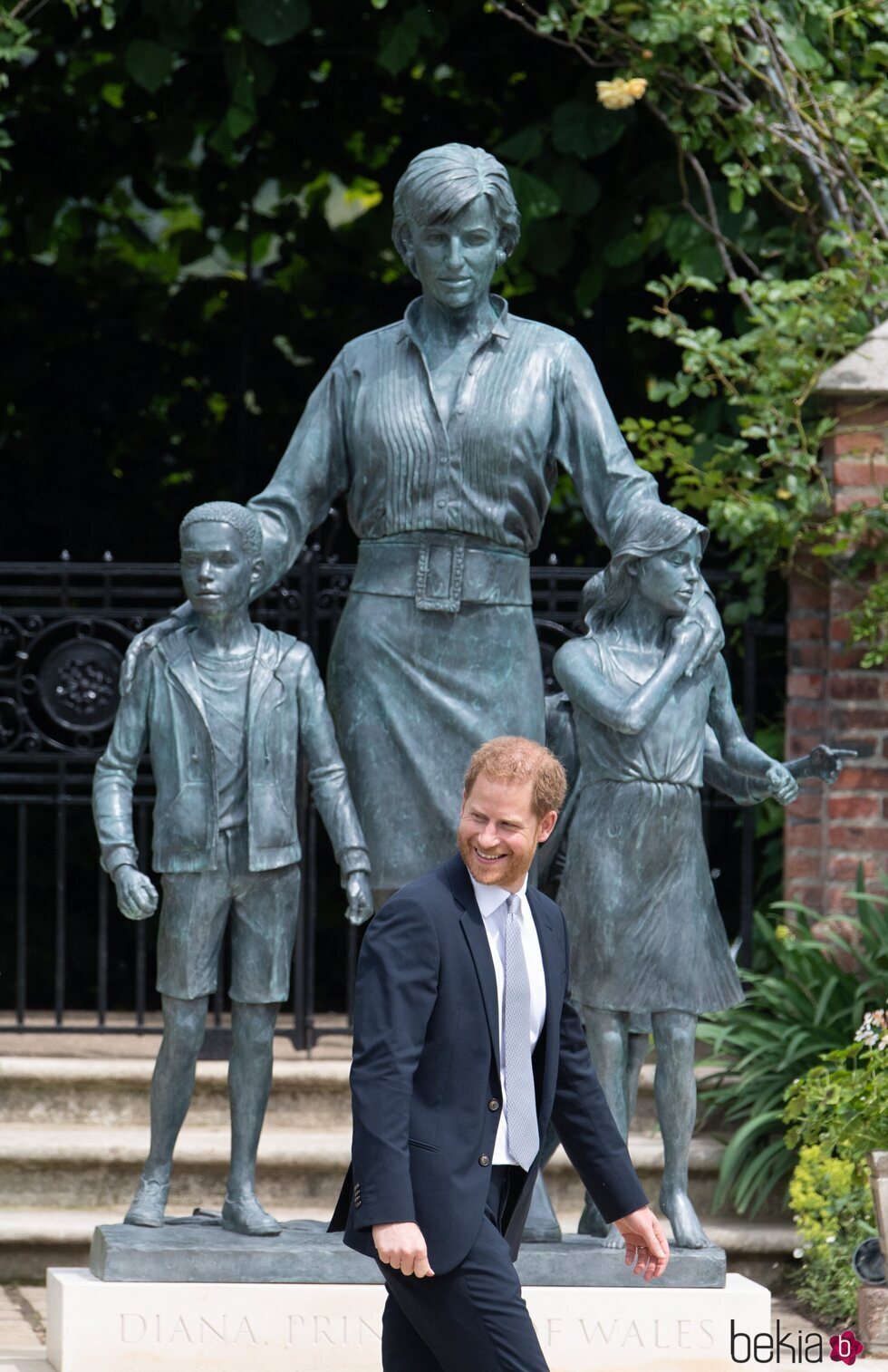 El Príncipe Harry ante la estatua de Lady Di en Kensington Palace