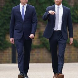 El Príncipe Guillermo y el Príncipe Harry durante la inauguración de la estatua de Lady Di en Kensington Palace