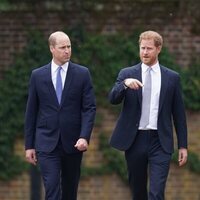 El Príncipe Guillermo y el Príncipe Harry durante la inauguración de la estatua de Lady Di en Kensington Palace