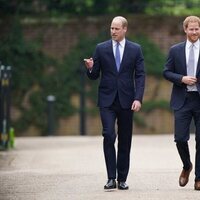 Los Príncipes Guillermo y Harry en la ceremonia de inauguración de la estatua de Lady Di