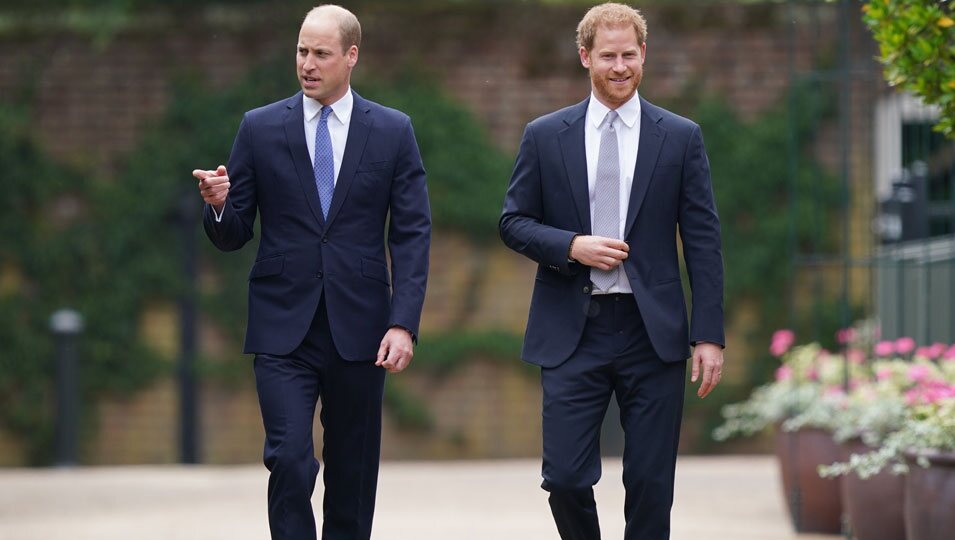 Los Príncipes Guillermo y Harry en la ceremonia de inauguración de la estatua de Lady Di