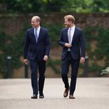 El Príncipe Guillermo y el Príncipe Harry en su reencuentro en la inauguración de la estatua de Lady Di en Kensington Palace