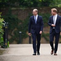 El Príncipe Guillermo y el Príncipe Harry en su reencuentro en la inauguración de la estatua de Lady Di en Kensington Palace