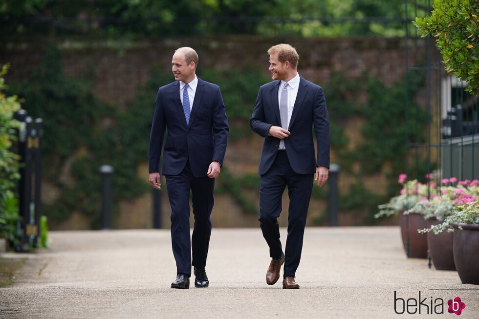 El Príncipe Guillermo y el Príncipe Harry en su reencuentro en la inauguración de la estatua de Lady Di en Kensington Palace