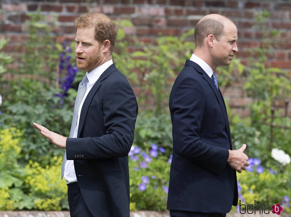 El Príncipe Guillermo y el Príncipe Harry se dan la espalda en la inauguración de la estatua de Lady Di