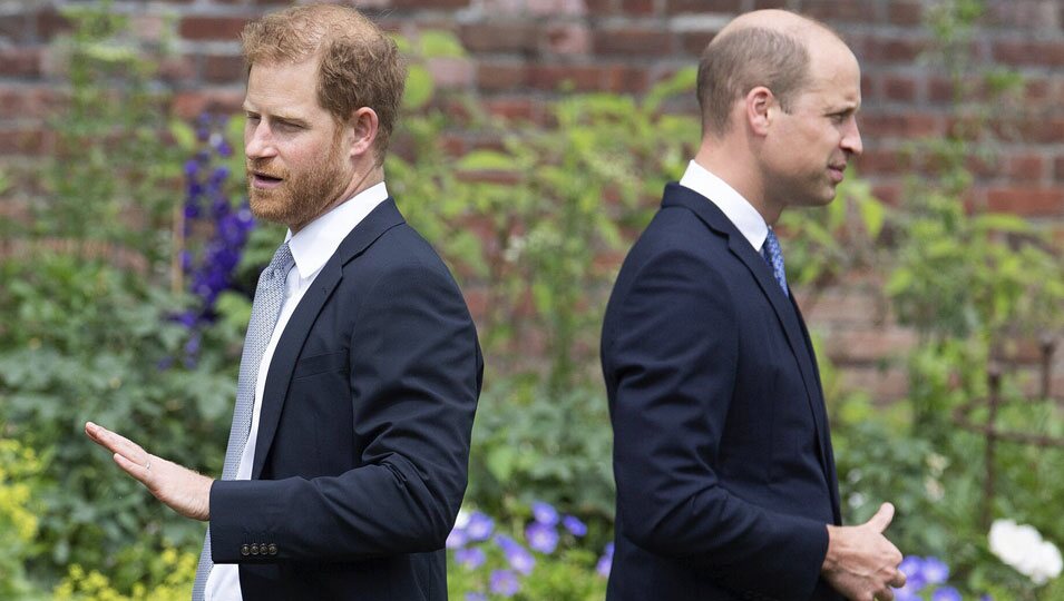 El Príncipe Guillermo y el Príncipe Harry se dan la espalda en la inauguración de la estatua de Lady Di