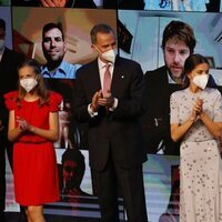 Los Reyes Felipe y Letizia, la Princesa Leonor y la Infanta Sofía aplaudiendo en los Premios Princesa de Girona 2020 y 2021