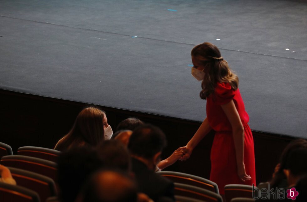 La Infanta Sofía tiene un gesto cariñoso con la Princesa Leonor en los Premios Princesa de Girona 2020 y 2021