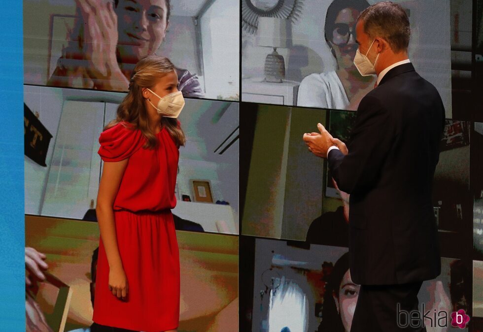 El Rey Felipe aplaude a la Princesa Leonor en los Premios Princesa de Girona 2020 y 2021