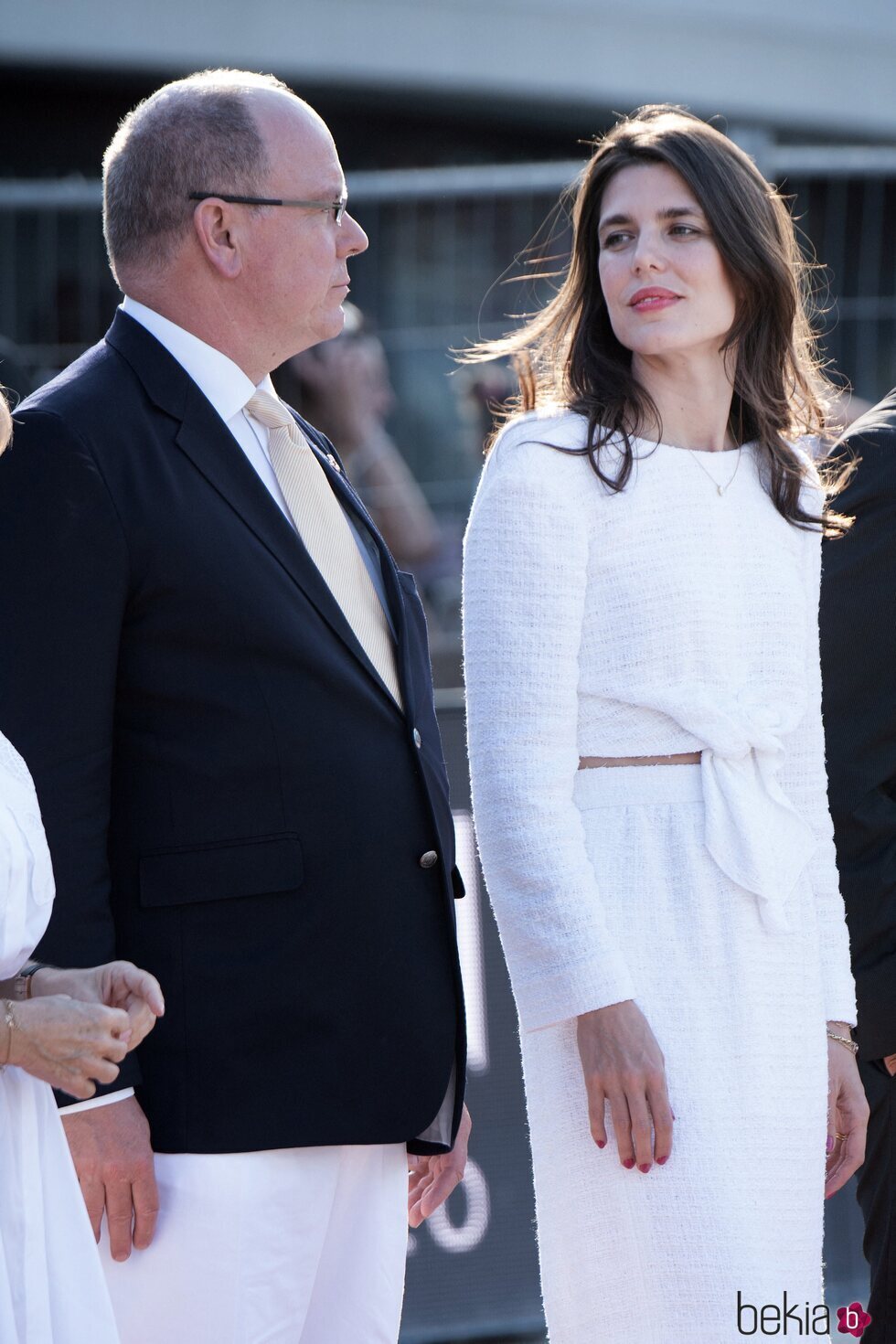 Carlota Casiraghi mira a Alberto de Mónaco en el Concurso de Saltos de Monte-Carlo 2021