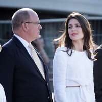 Carlota Casiraghi mira a Alberto de Mónaco en el Concurso de Saltos de Monte-Carlo 2021