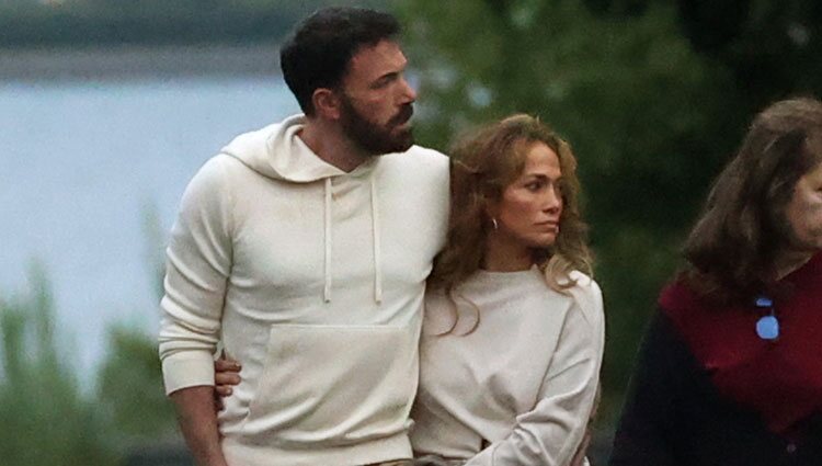 Ben Affleck y Jennifer Lopez paseando por Los Hamptons