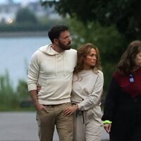 Ben Affleck y Jennifer Lopez paseando por Los Hamptons