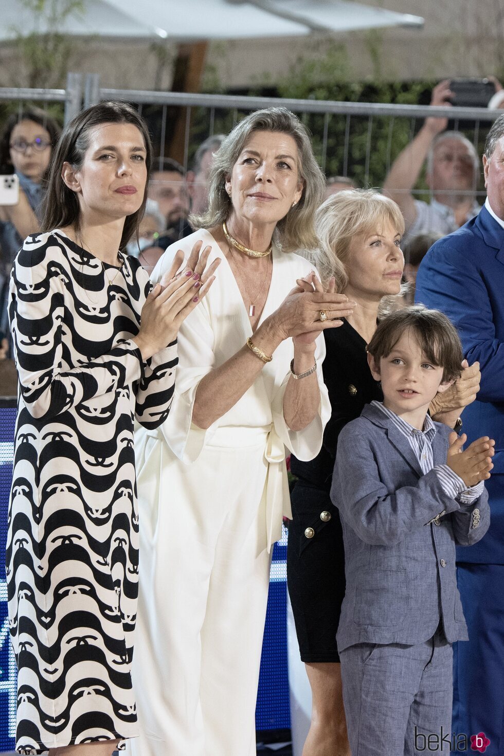 Carolina de Mónaco, Carlota Casiraghi y Raphaël Elmaleh aplaudiendo en el Concurso de Saltos de Monte-Carlo 2021