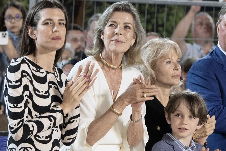 Carolina de Mónaco, Carlota Casiraghi y Raphaël Elmaleh aplaudiendo en el Concurso de Saltos de Monte-Carlo 2021