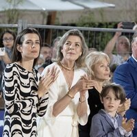 Carolina de Mónaco, Carlota Casiraghi y Raphaël Elmaleh aplaudiendo en el Concurso de Saltos de Monte-Carlo 2021