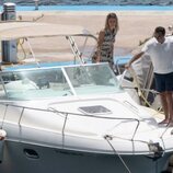 Enrique Ponce y Ana Soria en un barco en el puerto de Almería